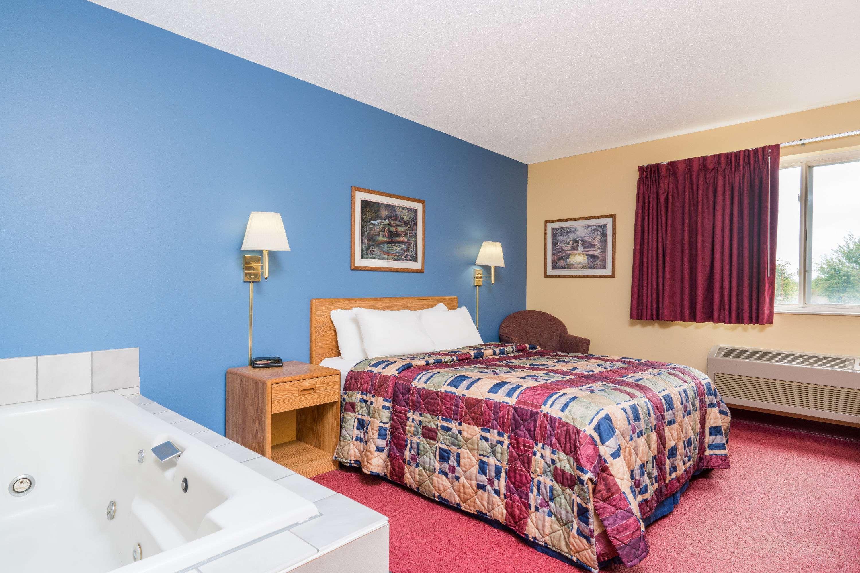 Days Inn By Wyndham West-Eau Claire Exterior photo