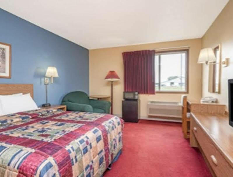 Days Inn By Wyndham West-Eau Claire Exterior photo